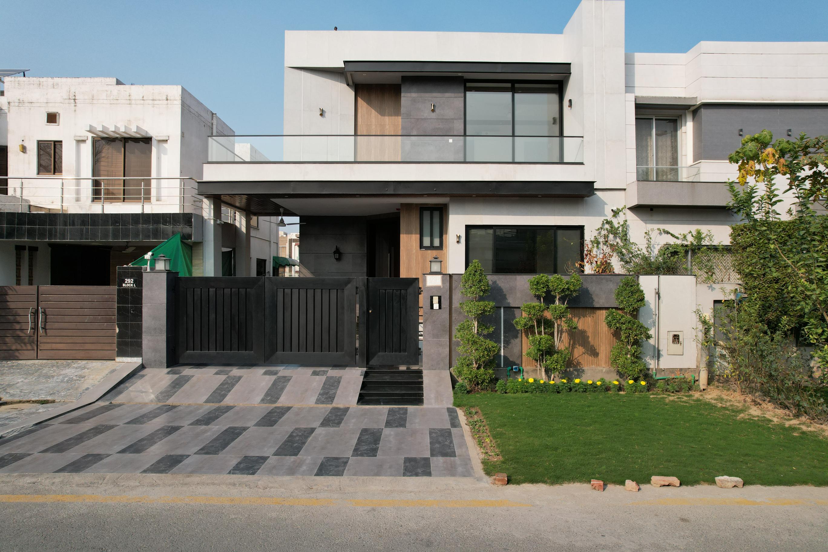 10 MARLA ELEGANT AND FULLY MAINTAINED SUPER HOT LOCATED BUNGALOW IS AVAILABLE IN THE BEST BLOCK OF DHA PHASE 1 LAHORE.