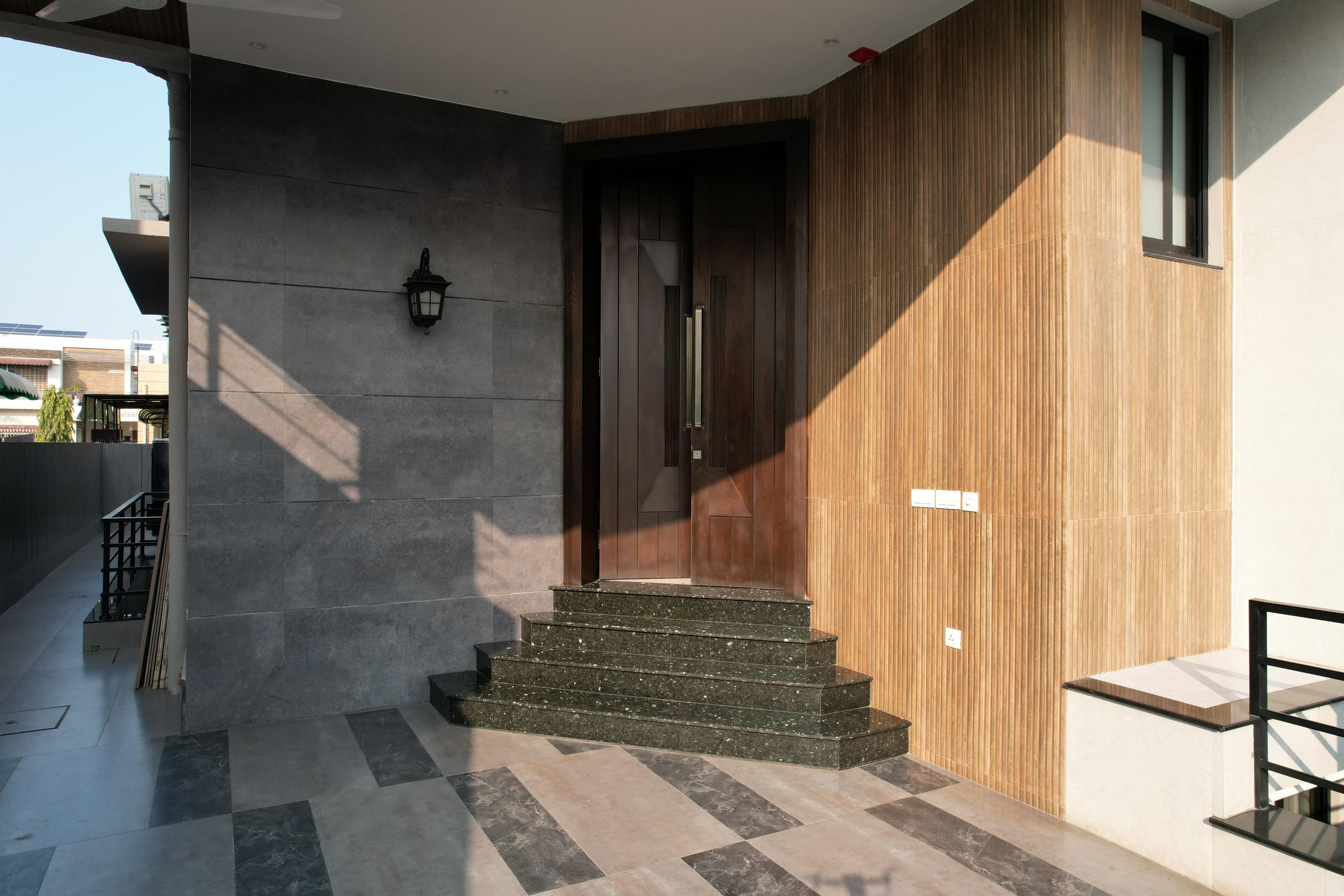 10 MARLA ELEGANT AND FULLY MAINTAINED SUPER HOT LOCATED BUNGALOW IS AVAILABLE IN THE BEST BLOCK OF DHA PHASE 1 LAHORE.