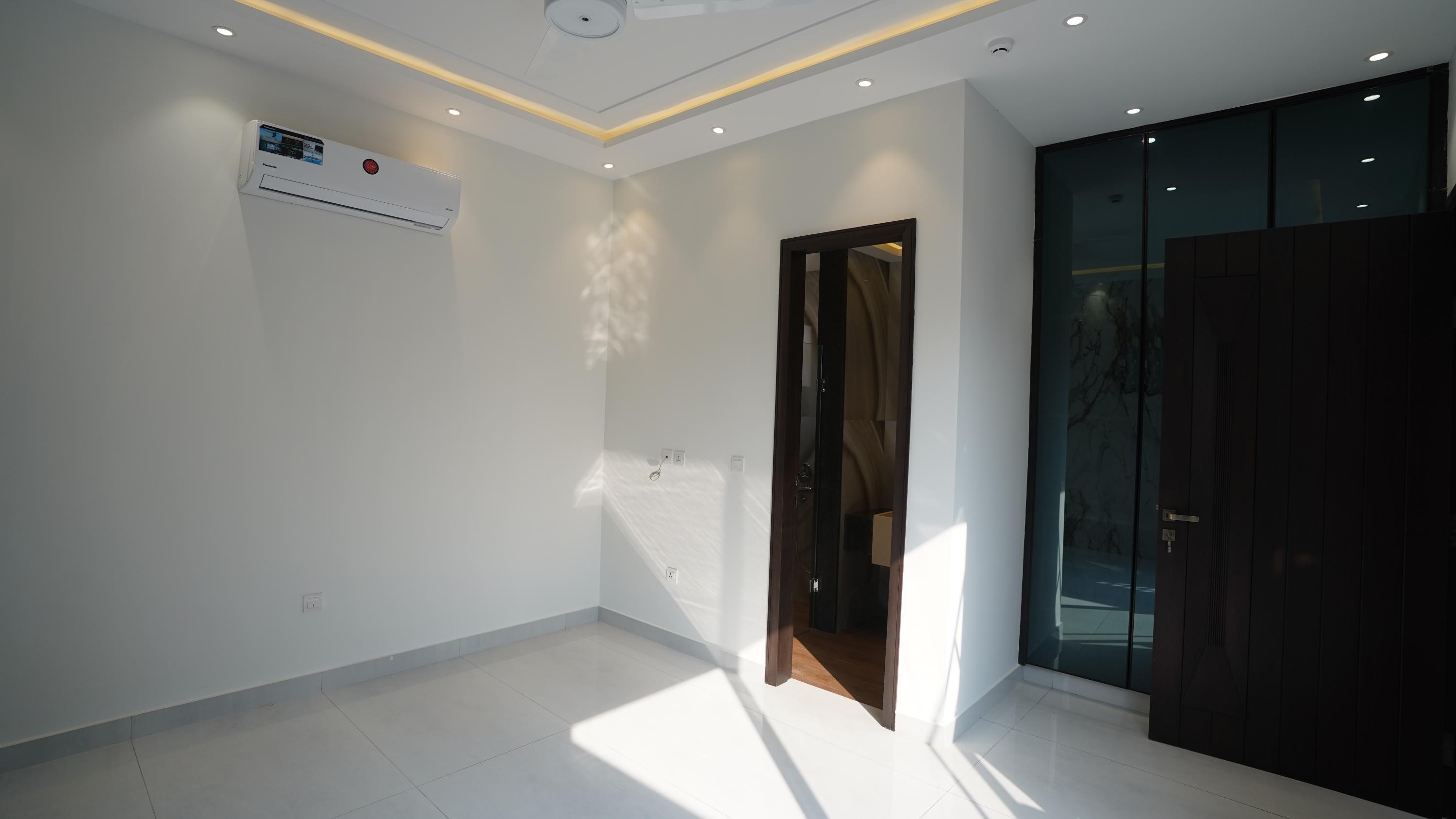 10 MARLA ELEGANT AND FULLY MAINTAINED SUPER HOT LOCATED BUNGALOW IS AVAILABLE IN THE BEST BLOCK OF DHA PHASE 1 LAHORE.