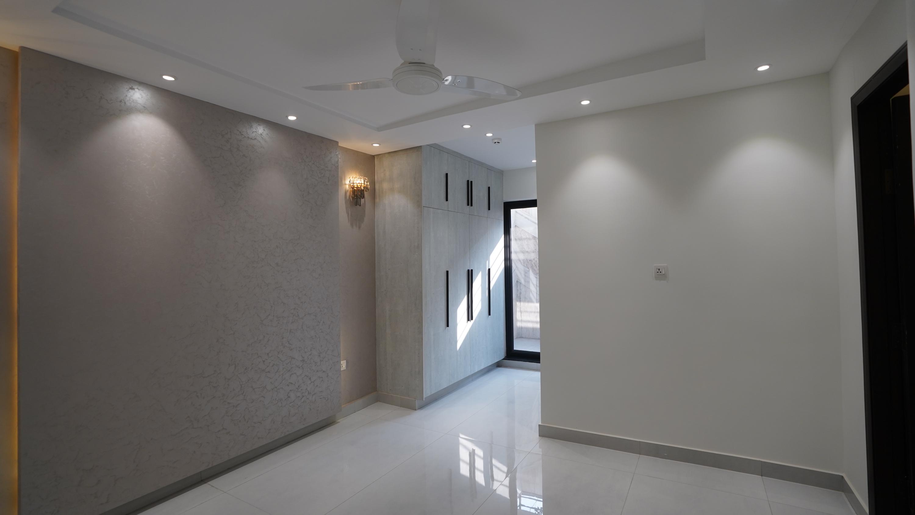 10 MARLA ELEGANT AND FULLY MAINTAINED SUPER HOT LOCATED BUNGALOW IS AVAILABLE IN THE BEST BLOCK OF DHA PHASE 1 LAHORE.
