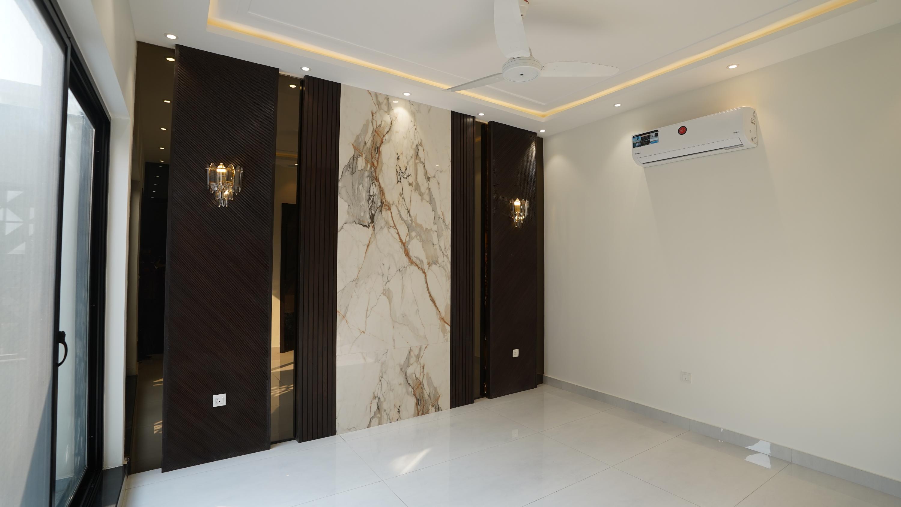 10 MARLA ELEGANT AND FULLY MAINTAINED SUPER HOT LOCATED BUNGALOW IS AVAILABLE IN THE BEST BLOCK OF DHA PHASE 1 LAHORE.